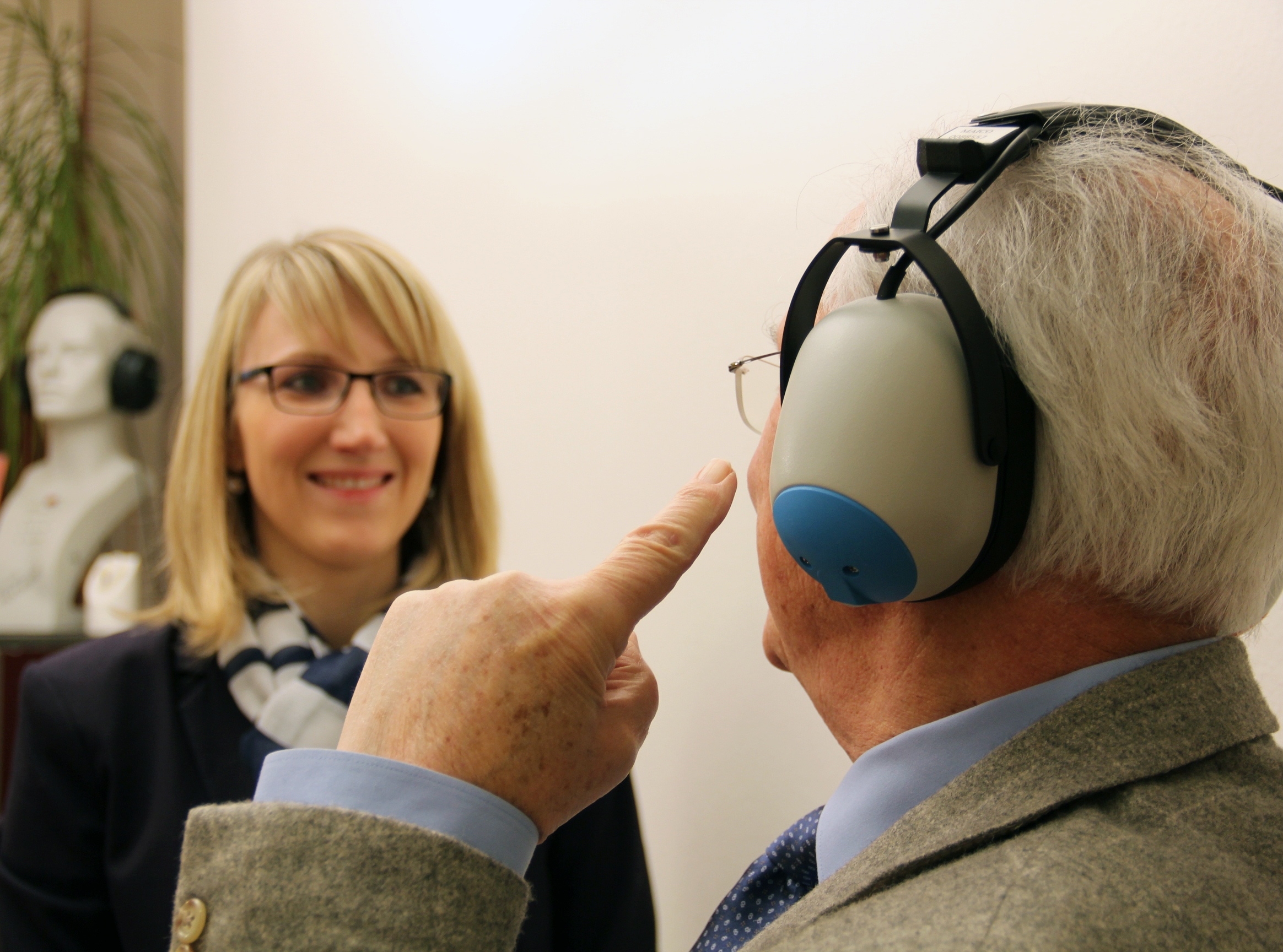 In unseren Geschäften in Detmold und Lage können Sie jederzeit einen kostenlosen Hörtest machen.